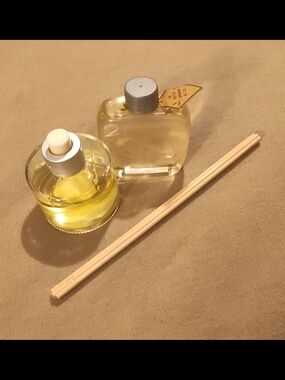 NEW! Reed Diffuser Set with 1 5pk Reeds